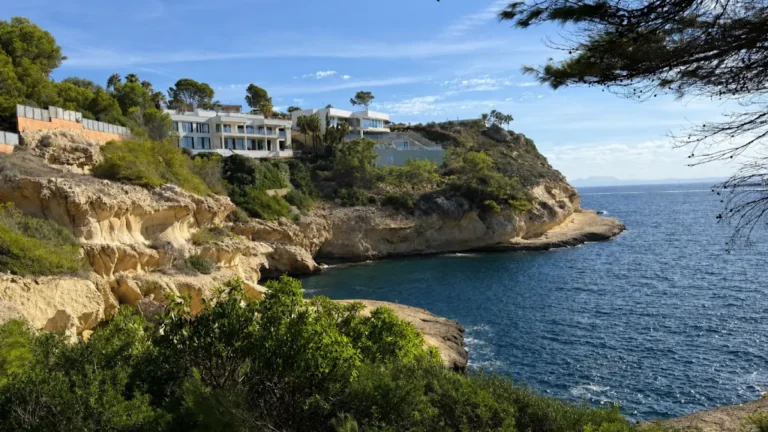 Villa mediterránea en la costa para proyecto en Sol de Mallorca