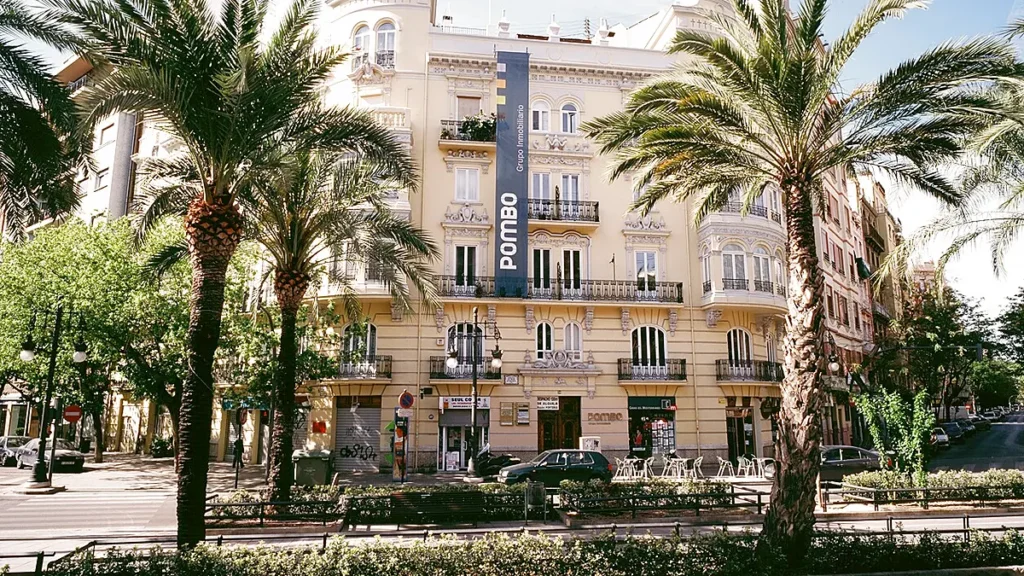 Edificio de oficinas Moreras Center en Valencia con palmeras