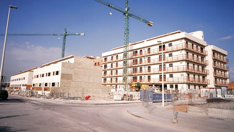 Edificio residencial en construcción con grúas