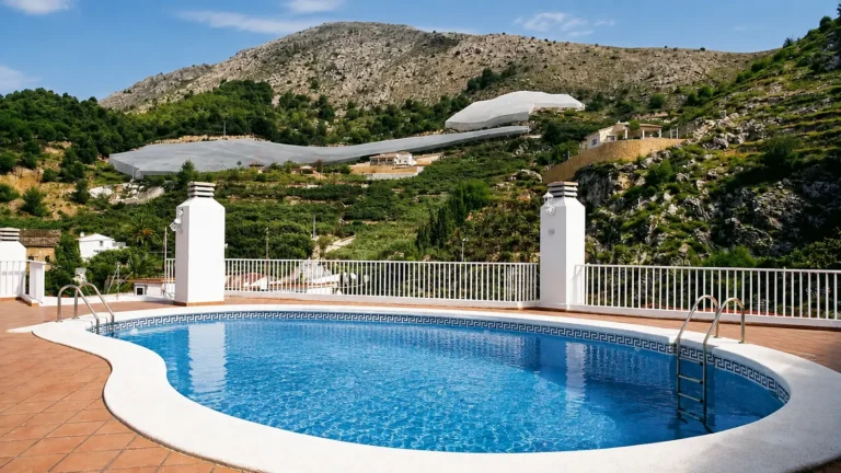 Piscina con vistas en Montgó Village, proyecto de villas de lujo en Dénia